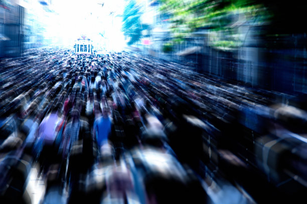 人们在繁忙的街道上素材图片