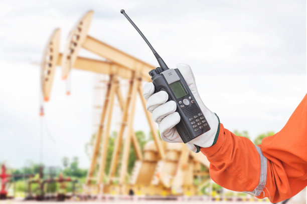 手里拿着对讲机图片下载