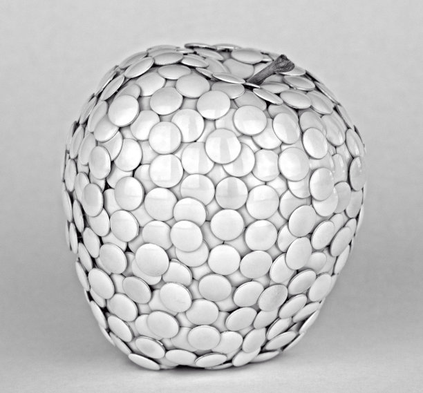 苹果被钉住了图片下载