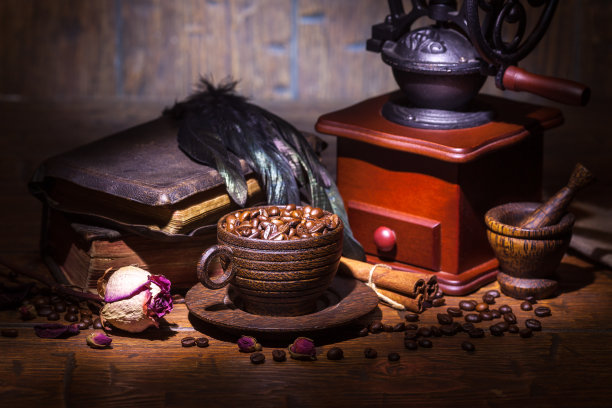 一杯咖啡，干玫瑰和磨粉机图片下载