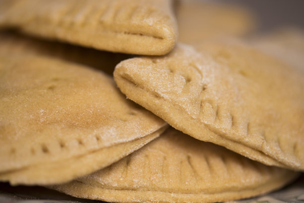 成堆的南瓜肉馅卷饼堆叠在一起图片下载