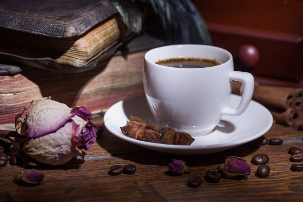 一杯咖啡，干玫瑰和磨粉机图片下载