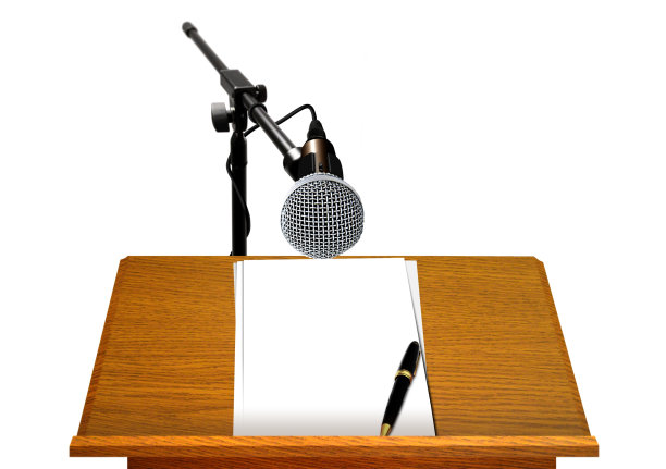 带麦克风和空白纸的讲台图片下载