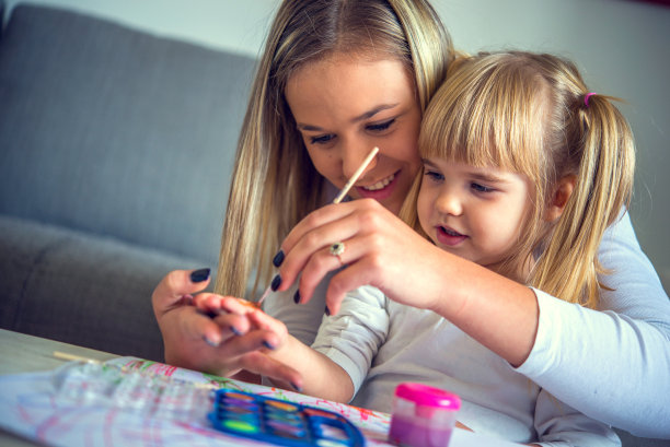 母亲和女儿的绘画图片下载