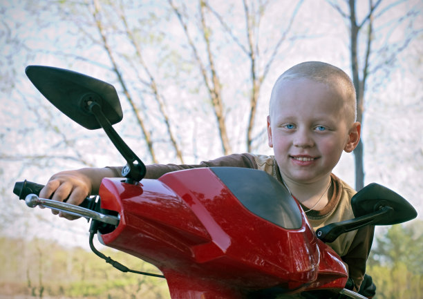 骑摩托车的快乐男孩图片下载