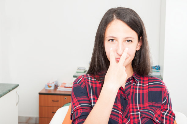 坐在牙医椅上的女士看着你做手势图片下载
