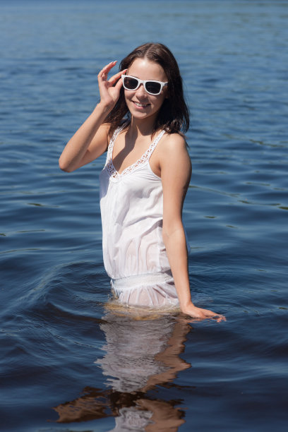 戴墨镜的女孩图片下载