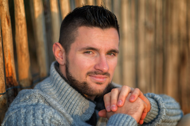 快乐的年轻人肖像图片下载