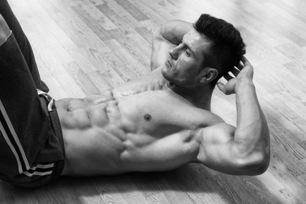 在健身房做俯卧撑的男性图片下载