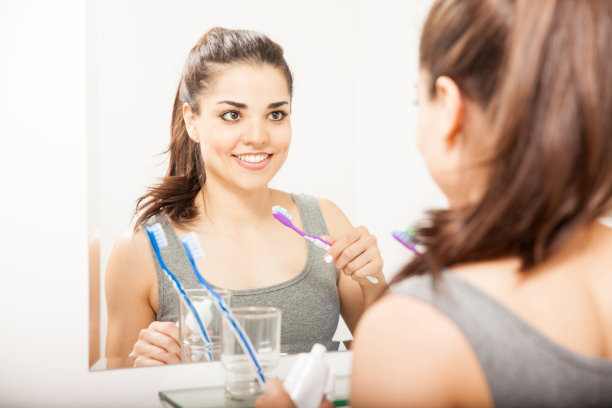 漂亮女孩在浴室里刷牙图片下载