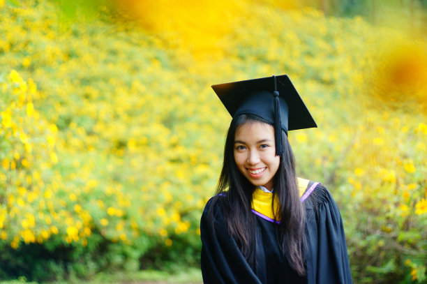 亚洲快乐毕业生在墨西哥向日葵田图片下载