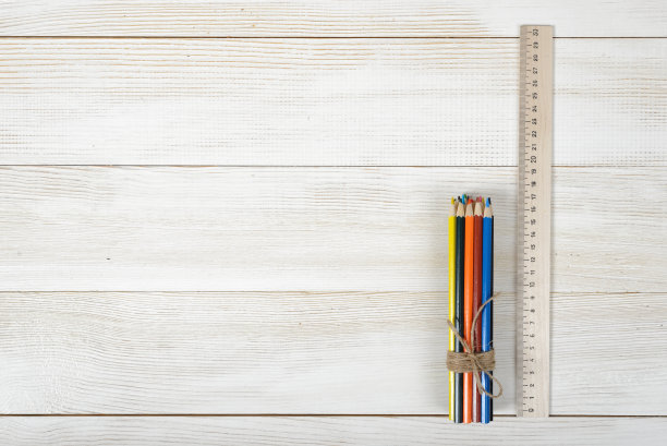 俯视图不同的彩色木制铅笔与厘米尺图片下载