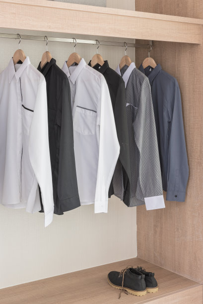 衬衫挂在现代木质衣橱的扶手上图片下载