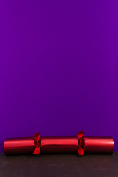 上面有空白的红色圣诞爆竹。图片下载