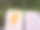 长凳上放着一大杯啤酒图片下载