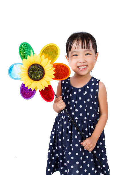 中国女孩拿着彩色风车图片下载