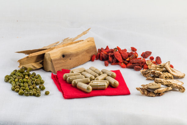 中药和胶囊的概念从药草到胶囊图片下载