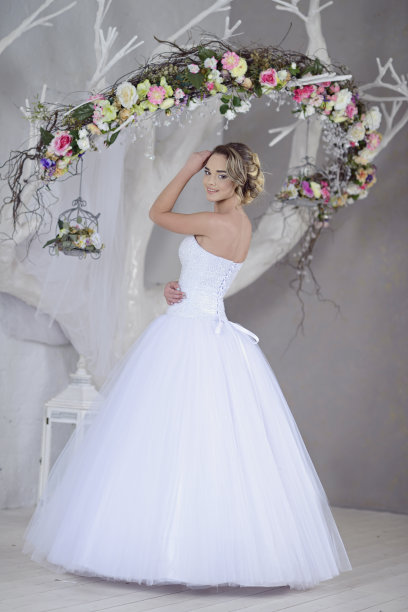 美丽的新娘穿着新娘礼服在室内图片下载