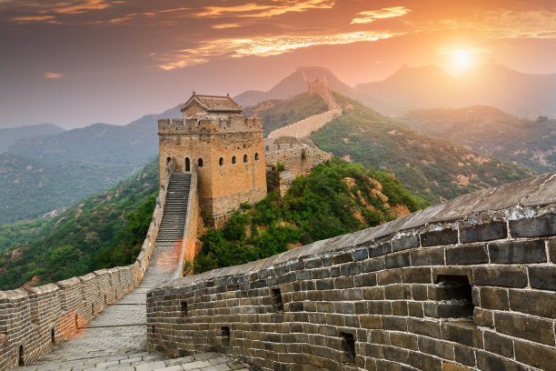 雄伟壮观的中国长城在夕阳下图片下载