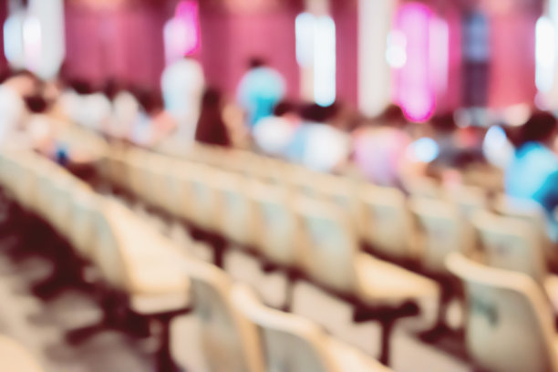 模糊图像的家长看着孩子在学校的舞台上。图片下载