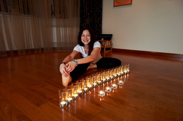 女孩在温暖的光线下做瑜伽和放松图片下载