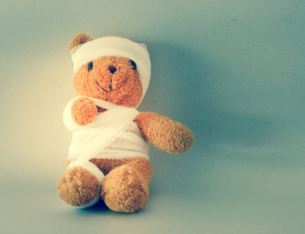 带绷带的泰迪熊图片下载