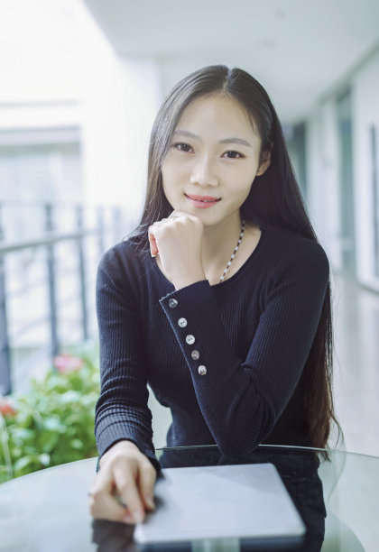 玩平板电脑的女孩图片下载