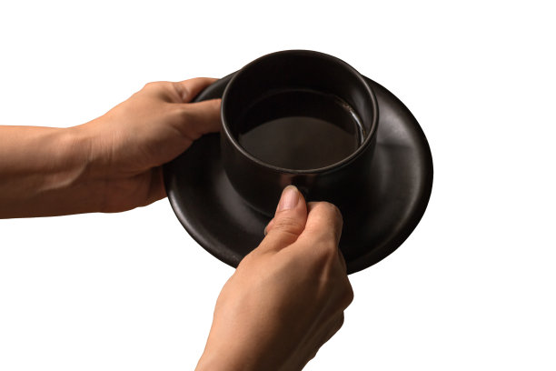 把黑咖啡放在棕色的杯子里，背景是白色。图片下载