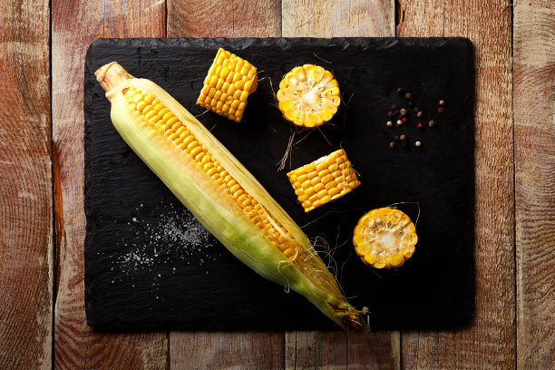 木桌上的新鲜玉米图片下载