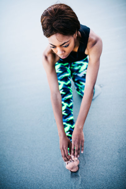 非洲年轻女性在锻炼前热身图片下载