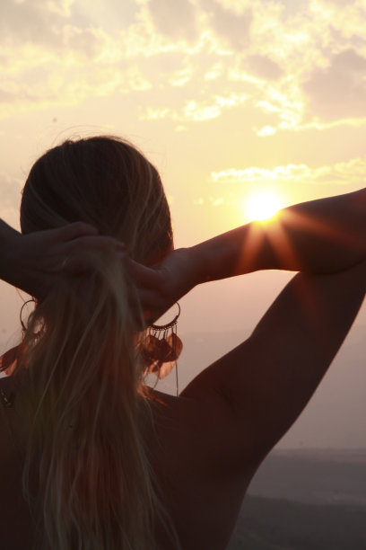 日落羽毛耳环图片下载