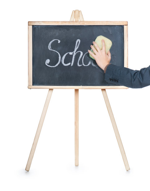 用手擦去写在校董会上的字图片下载