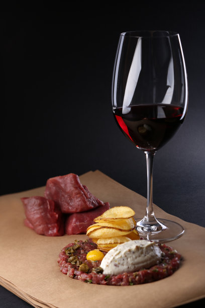 生肉小块加洋葱，欧芹，鸡蛋，塔塔酱图片下载