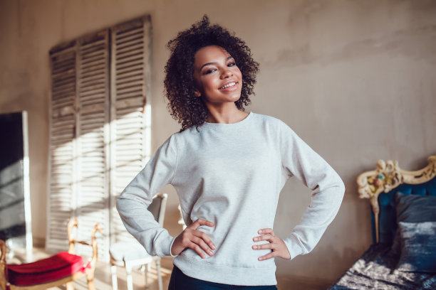 美丽的非洲女孩穿着空白运动衫站在图片下载