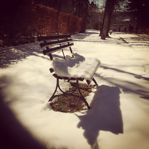 冰雪覆盖的长椅上图片下载