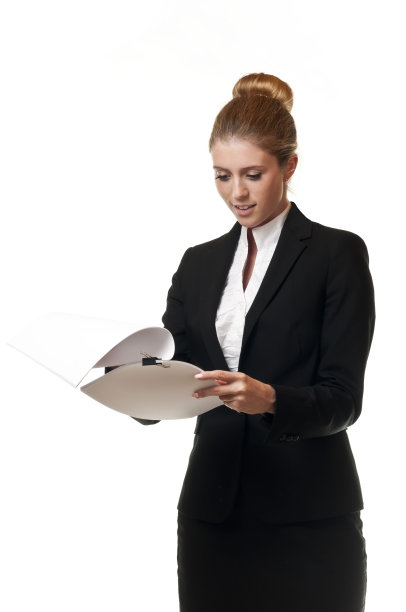 穿着黑色西装阅读文件的年轻女商人图片下载