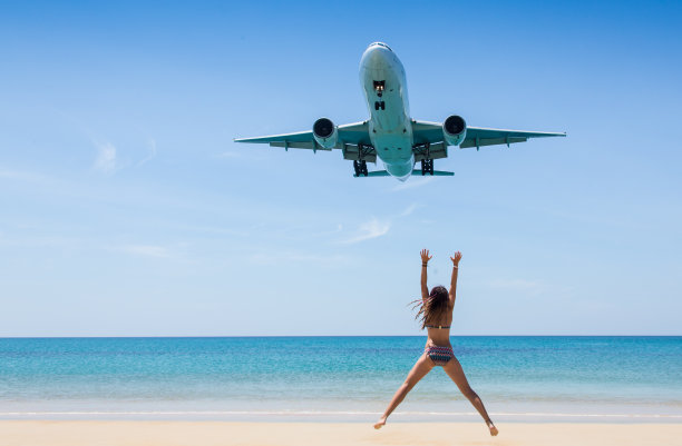 旅行的概念。年轻女子在飞行图片下载