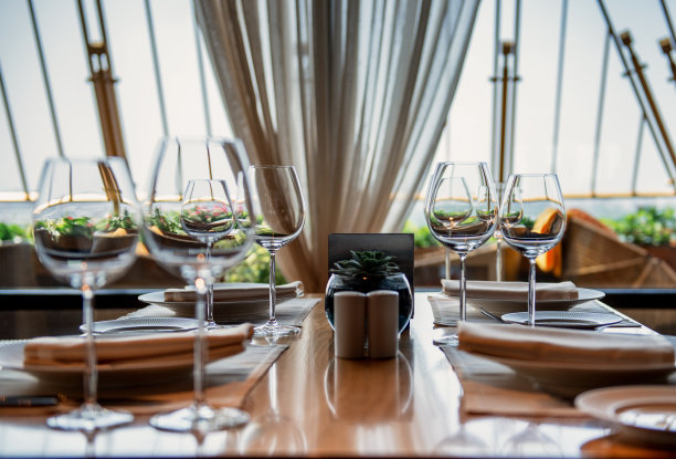 配有玻璃杯的桌子图片下载