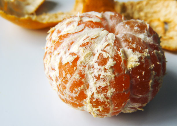 去皮的柑橘，带有白色的小块图片下载