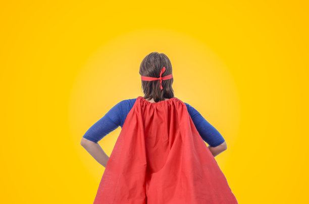 穿着红斗篷的女超人。图片下载