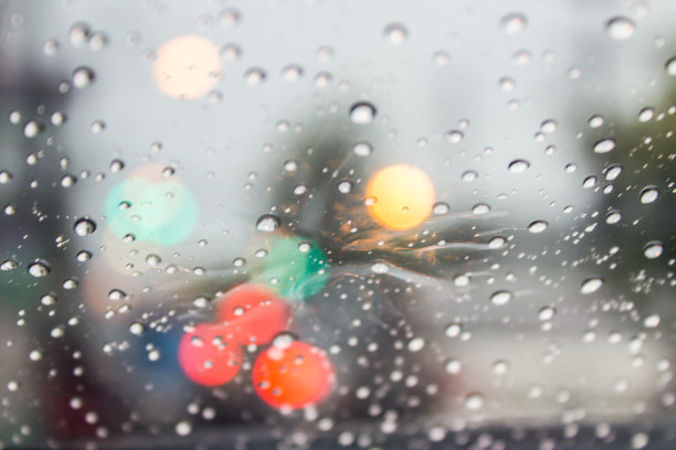 抽象模糊照片的雨滴在汽车窗户上图片下载
