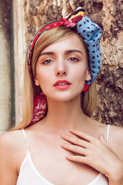 头发上围着围巾的女人图片下载