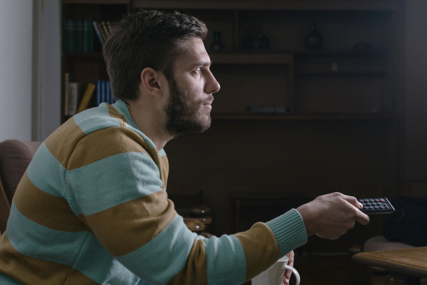 人看电视图片下载