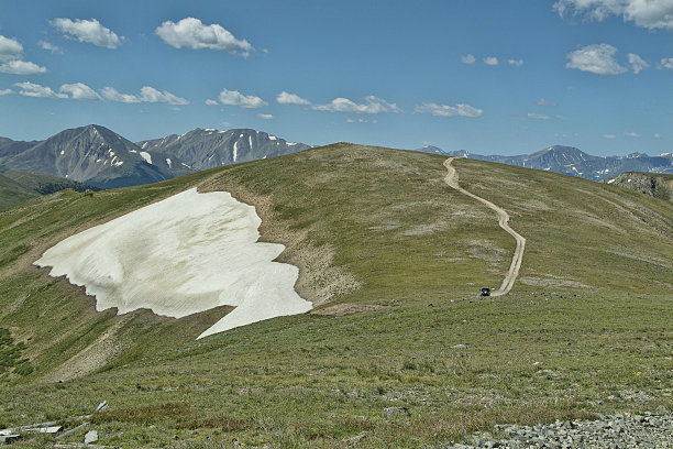四轮树线之上图片下载