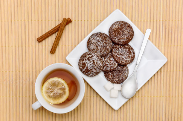 一杯柠檬茶，加糖，肉桂和饼干图片下载