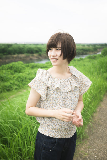 一个亚洲妇女在农村的肖像图片下载