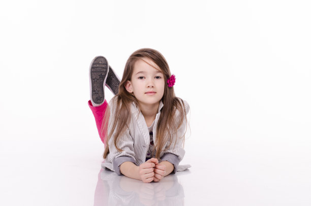 小女孩被孤立在白色背景上。影棚拍摄。图片下载