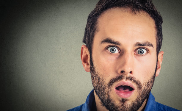 特写肖像男子看起来很惊讶素材图片