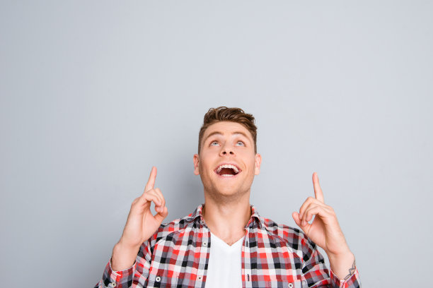 快乐快乐的年轻人用手指打手势图片下载