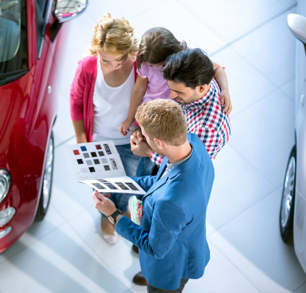 推销员向家人提供一辆车图片下载